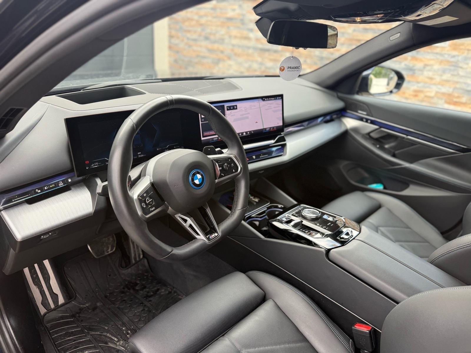 BMW 550e xDrive, fotografija 5