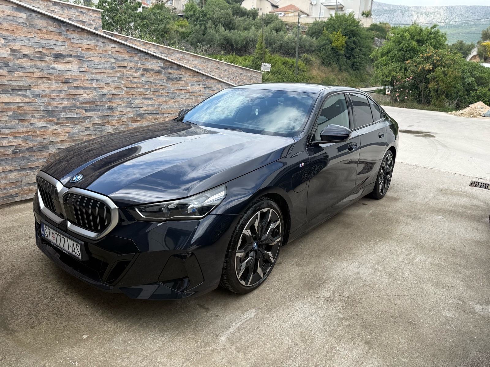 BMW 550e xDrive, fotografija 6