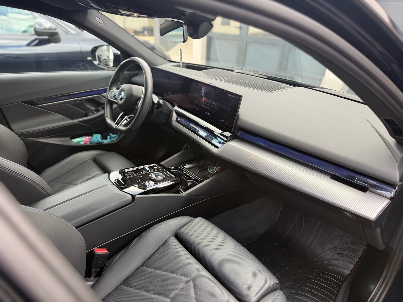 BMW 550e xDrive, fotografija 7