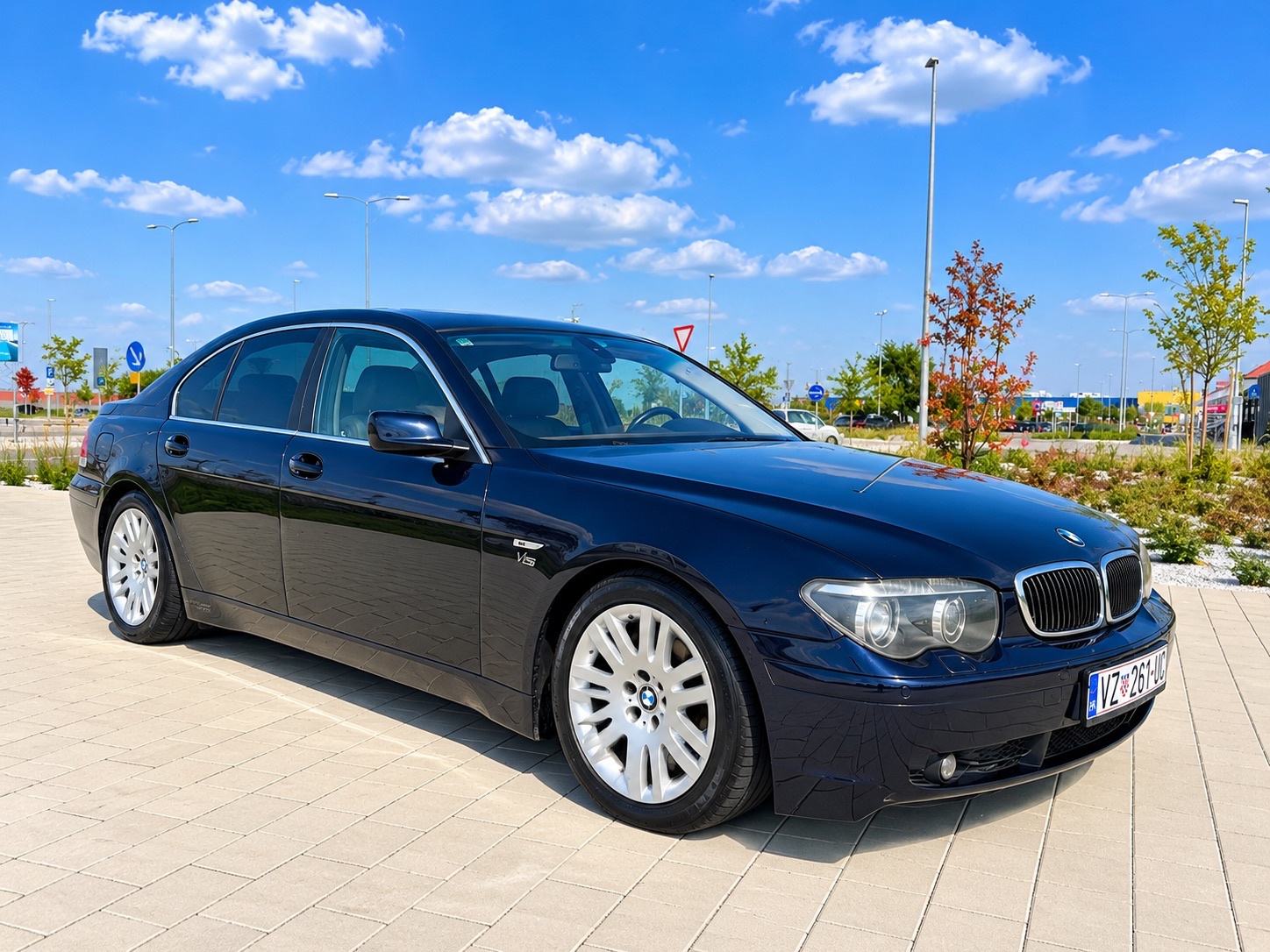 BMW 745i N62 4.4 V8, pogled izvana - slika 1