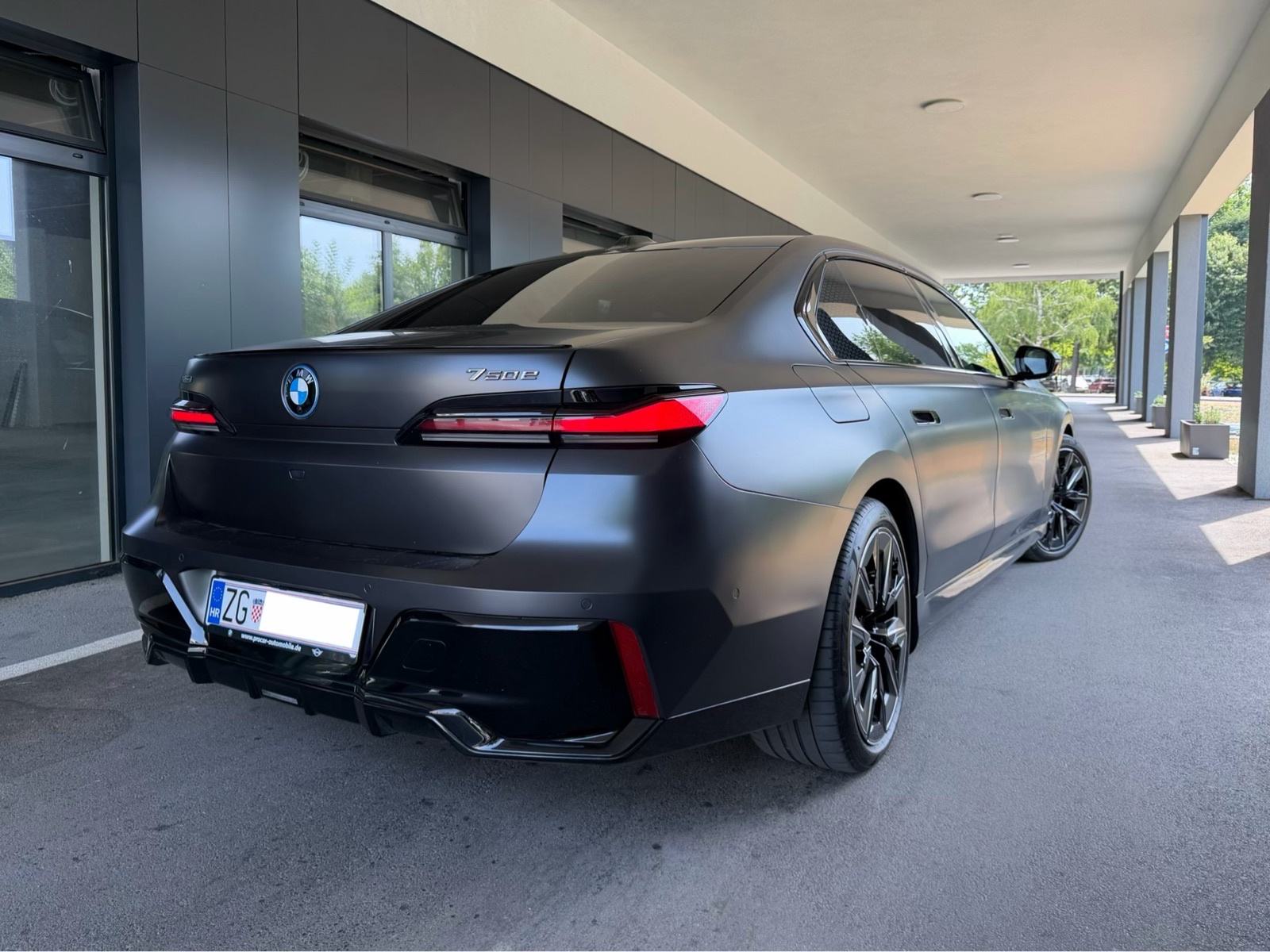 BMW 750e Xd,M Performance,Iconic Glow,TheatreTV,Panorama,B&W,Softclose, pogled izvana - slika 4