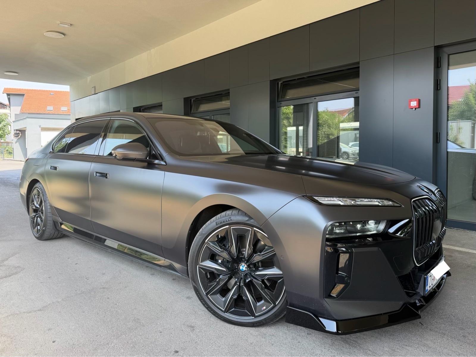 BMW 750e Xd,M Performance,Iconic Glow,TheatreTV,Panorama,B&W,Softclose, fotografija 15