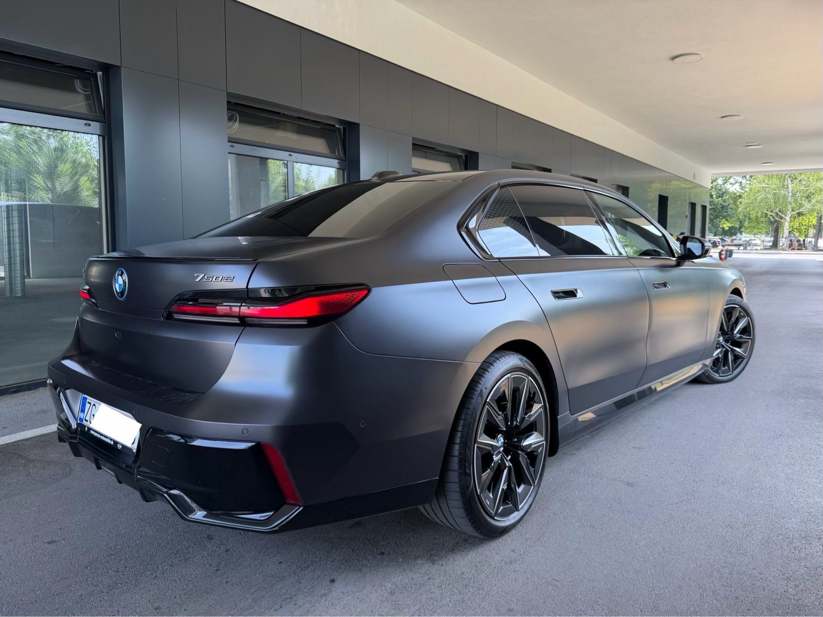 BMW 750e Xd,M Performance,Iconic Glow,TheatreTV,Panorama,B&W,Softclose, pogled izvana - slika 5