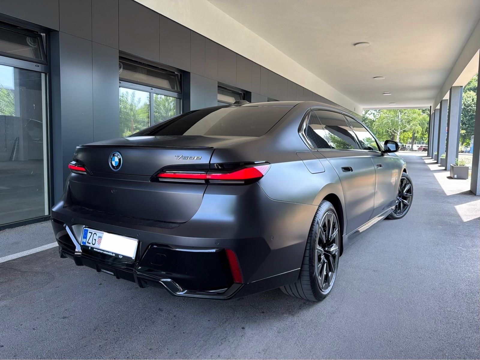 BMW 750e Xd,M Performance,Iconic Glow,TheatreTV,Panorama,B&W,Softclose, fotografija 17