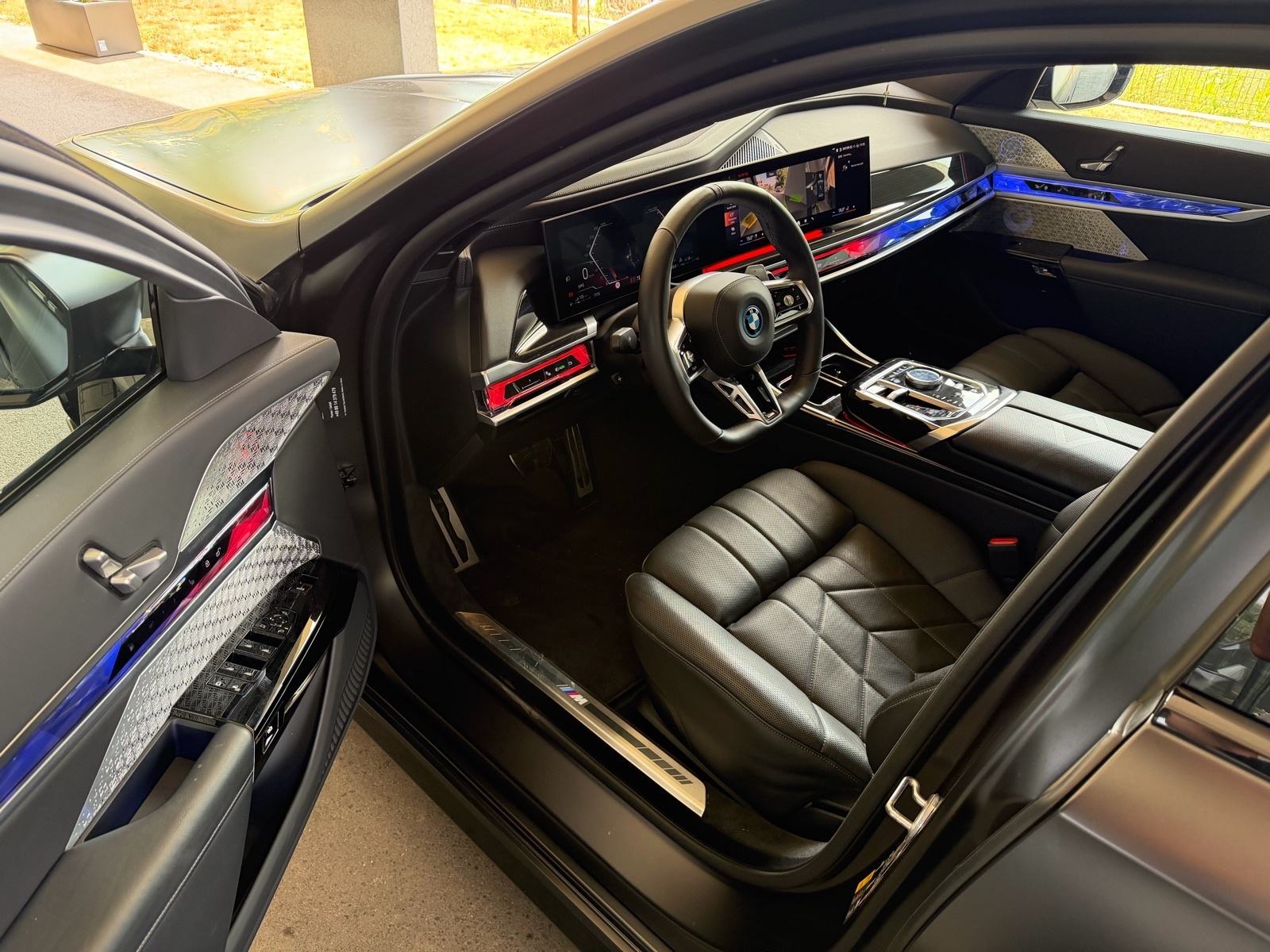 BMW 750e Xd,M Performance,Iconic Glow,TheatreTV,Panorama,B&W,Softclose, fotografija 8
