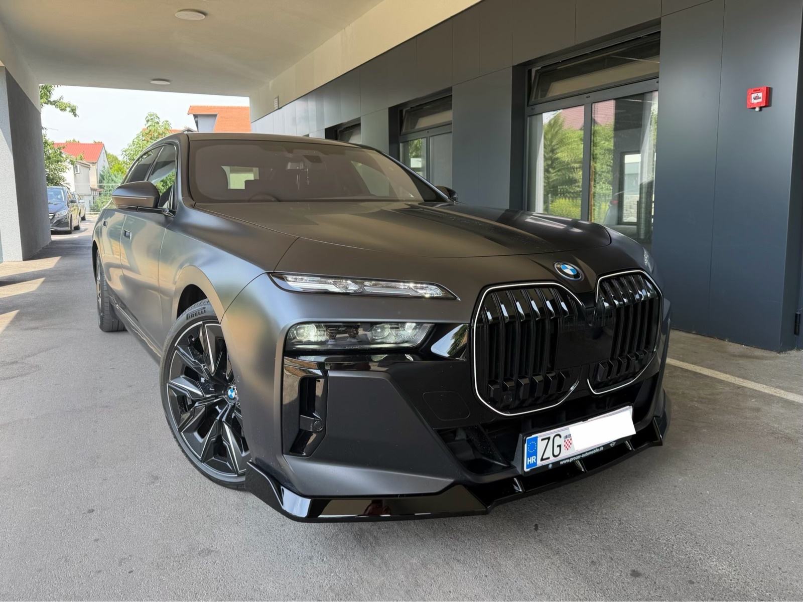 BMW 750e Xd,M Performance,Iconic Glow,TheatreTV,Panorama,B&W,Softclose, pogled izvana - slika 2
