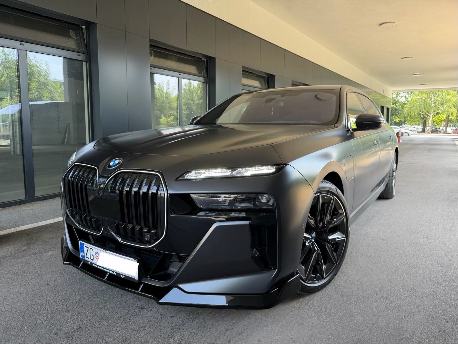 BMW 750e Xd,M Performance,Iconic Glow,TheatreTV,Panorama,B&W,Softclose, pogled izvana - slika 1