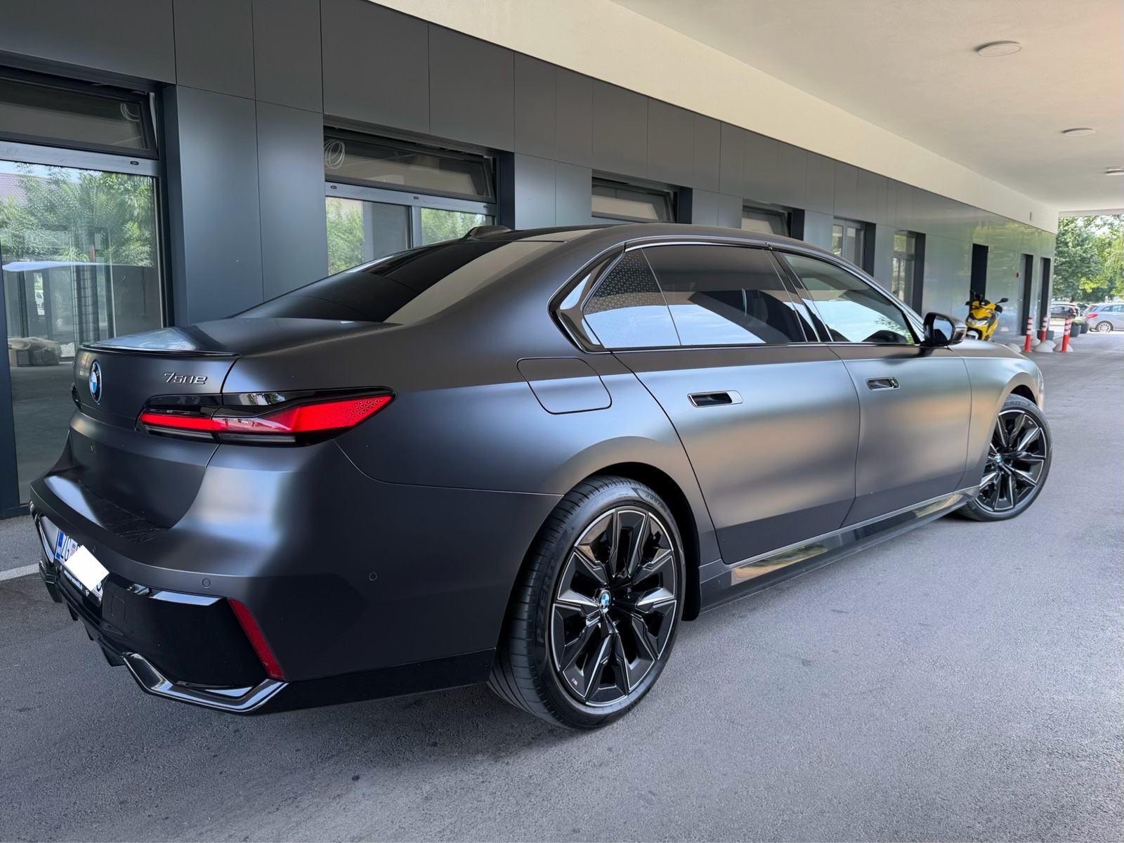 BMW 750e Xd,M Performance,Iconic Glow,TheatreTV,Panorama,B&W,Softclose, fotografija 19