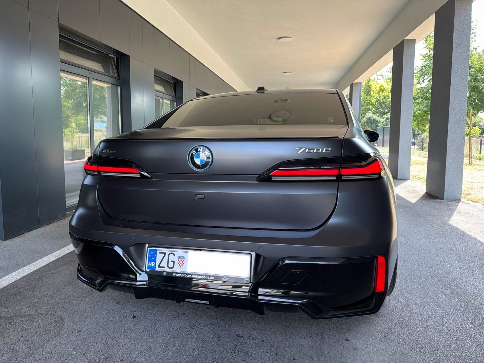 BMW 750e Xd,M Performance,Iconic Glow,TheatreTV,Panorama,B&W,Softclose, fotografija 6