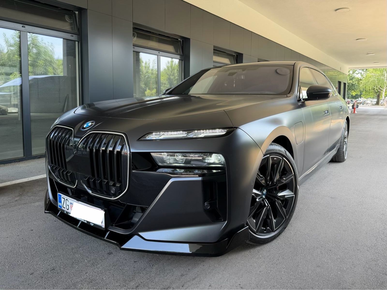 BMW 750e Xd,M Performance,Iconic Glow,TheatreTV,Panorama,B&W,Softclose, pogled izvana - slika 3