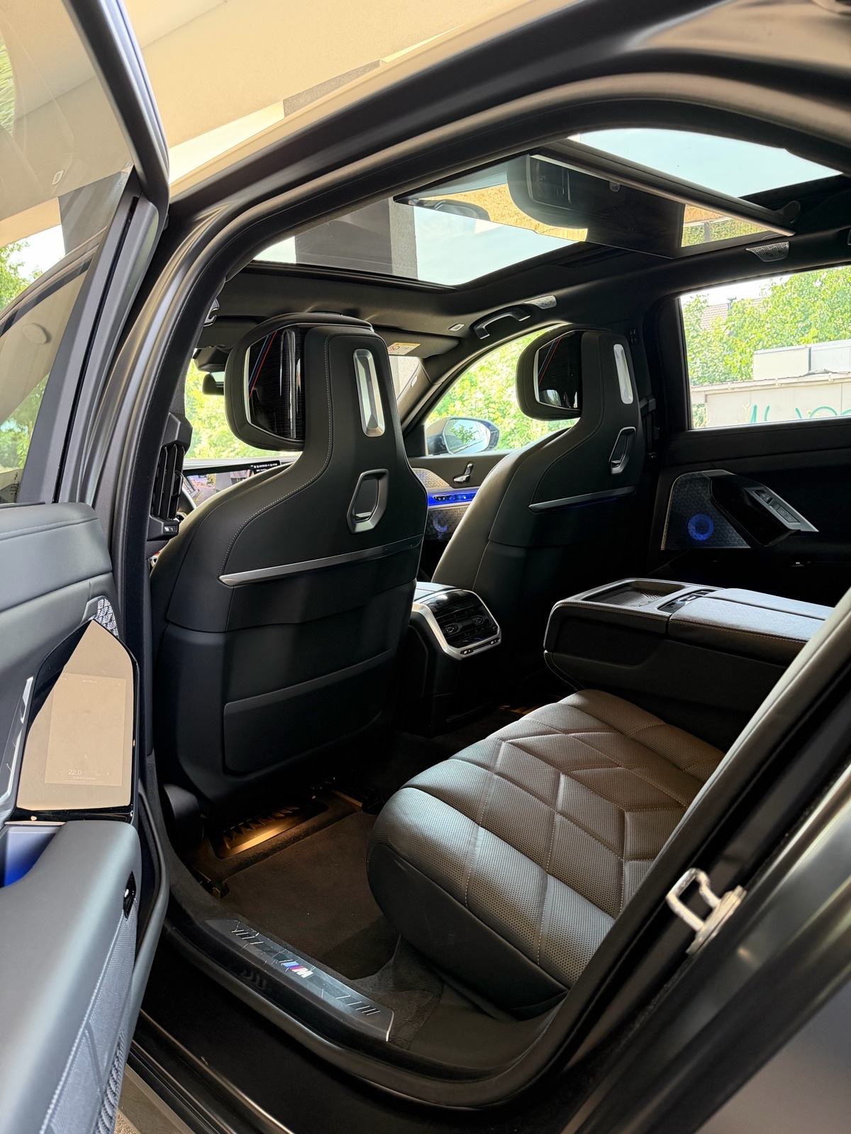 BMW 750e Xd,M Performance,Iconic Glow,TheatreTV,Panorama,B&W,Softclose, fotografija 12
