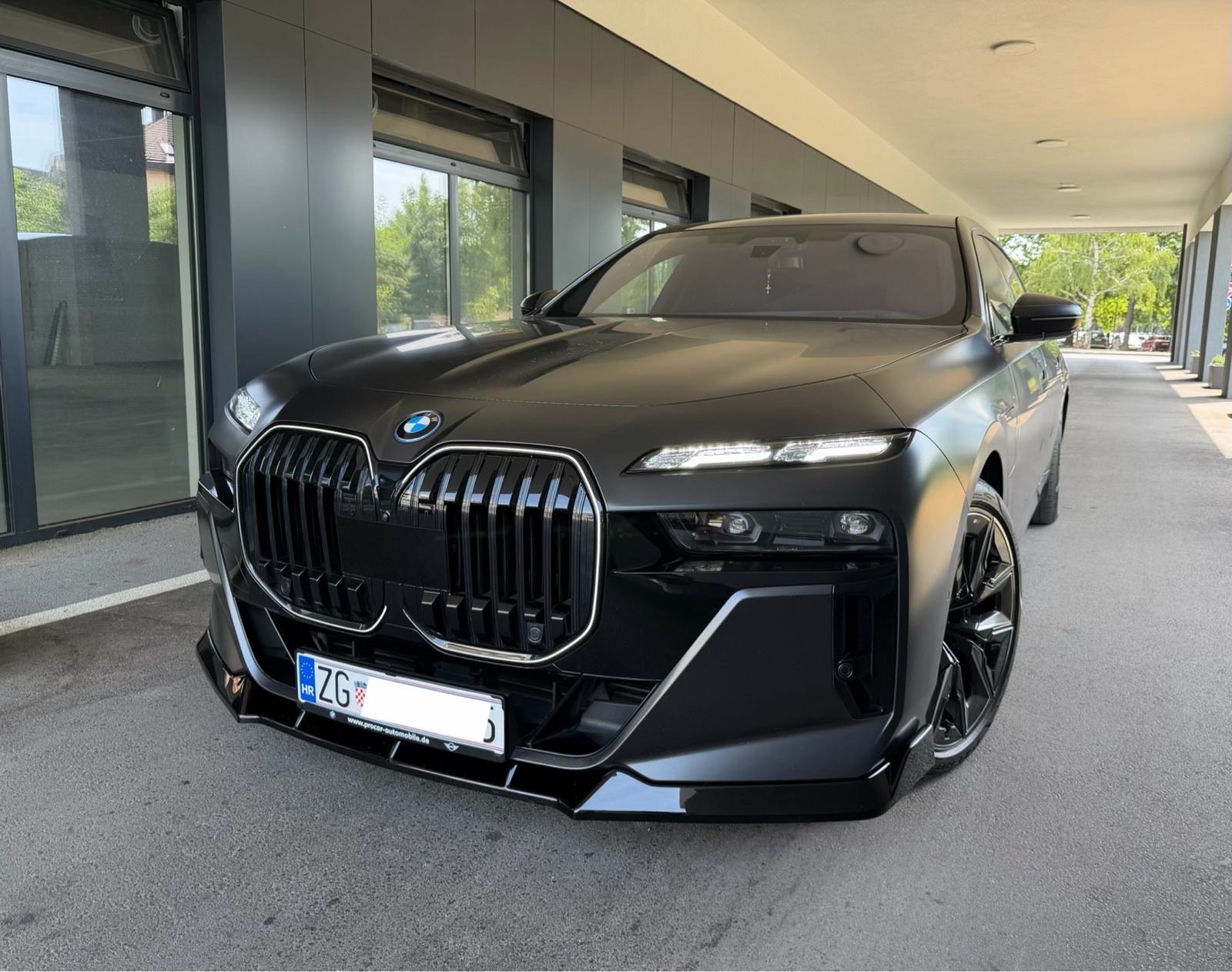 BMW 750e Xd,M Performance,Iconic Glow,TheatreTV,Panorama,B&W,Softclose, fotografija 16