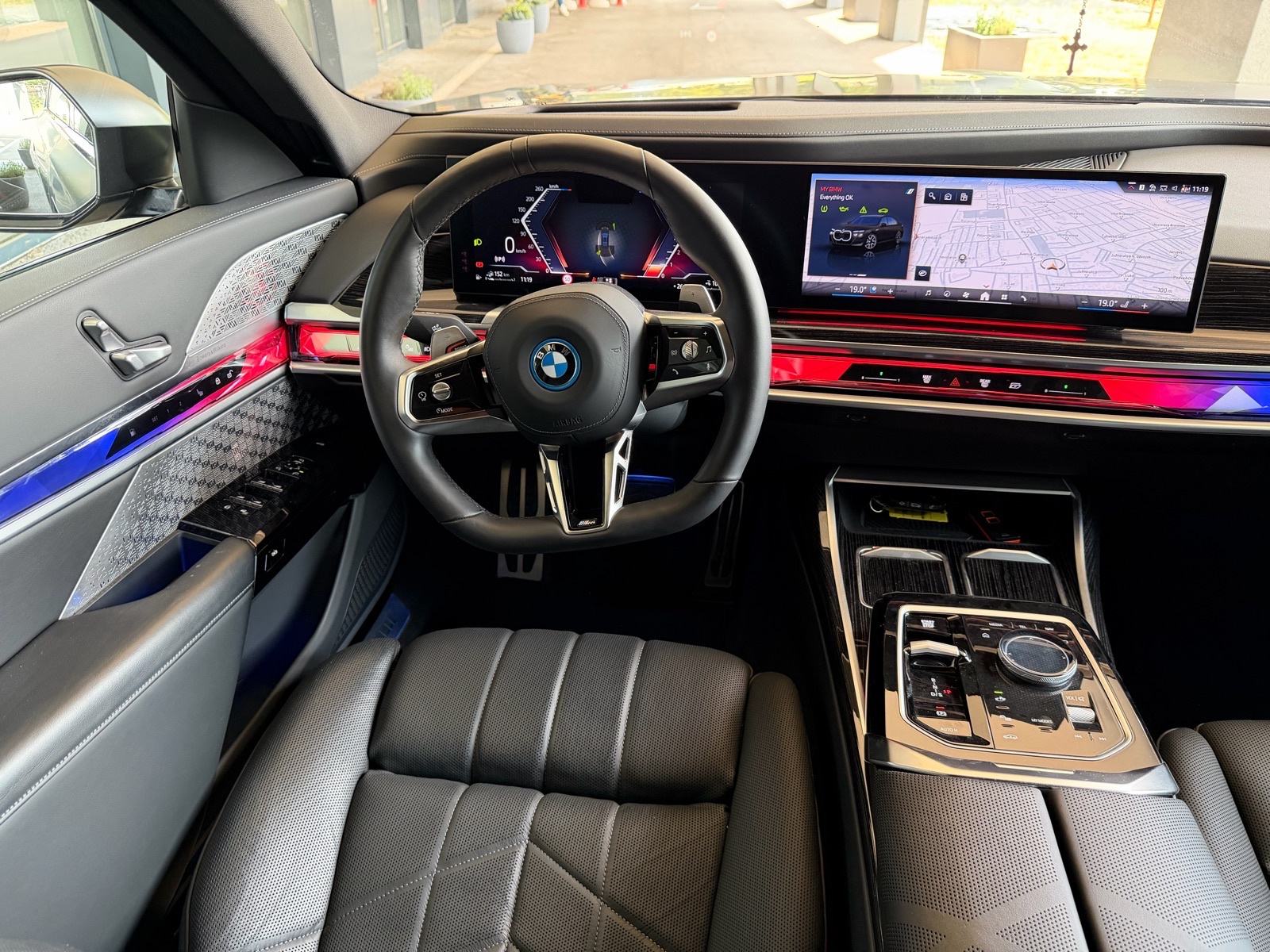 BMW 750e Xd,M Performance,Iconic Glow,TheatreTV,Panorama,B&W,Softclose, fotografija 14