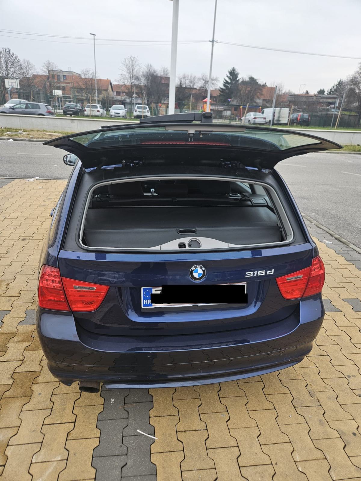 SNIŽENO!!! BMW E91 318d 2012 – UPRAVO REGAN, VELIKI SERVIS NAPRAVLJEN!, fotografija 8