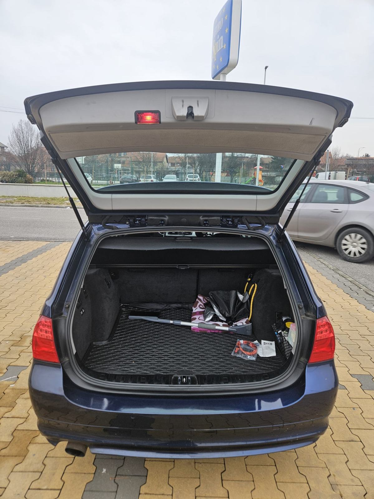 SNIŽENO!!! BMW E91 318d 2012 – UPRAVO REGAN, VELIKI SERVIS NAPRAVLJEN!, fotografija 7