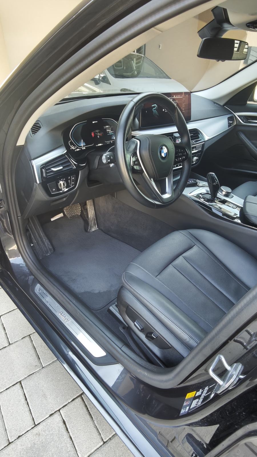 BMW G30 530e plug in hibrid, fotografija 6