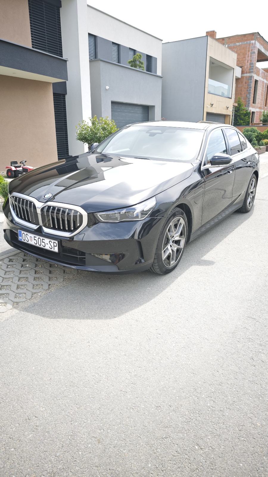 BMW G60 530E 2024 godina, fotografija 2