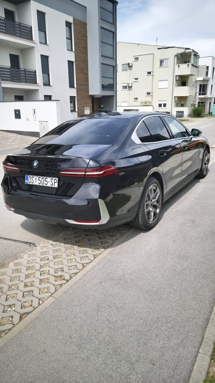 BMW G60 530E 2024 godina, fotografija 3