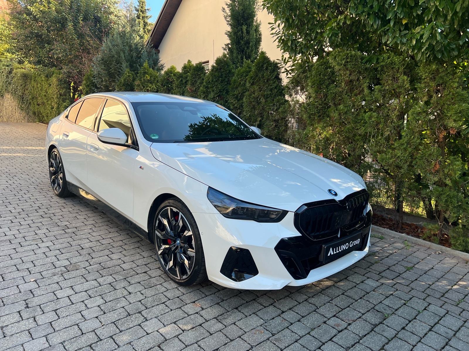 BMW i5 xDrive 40, fotografija 1