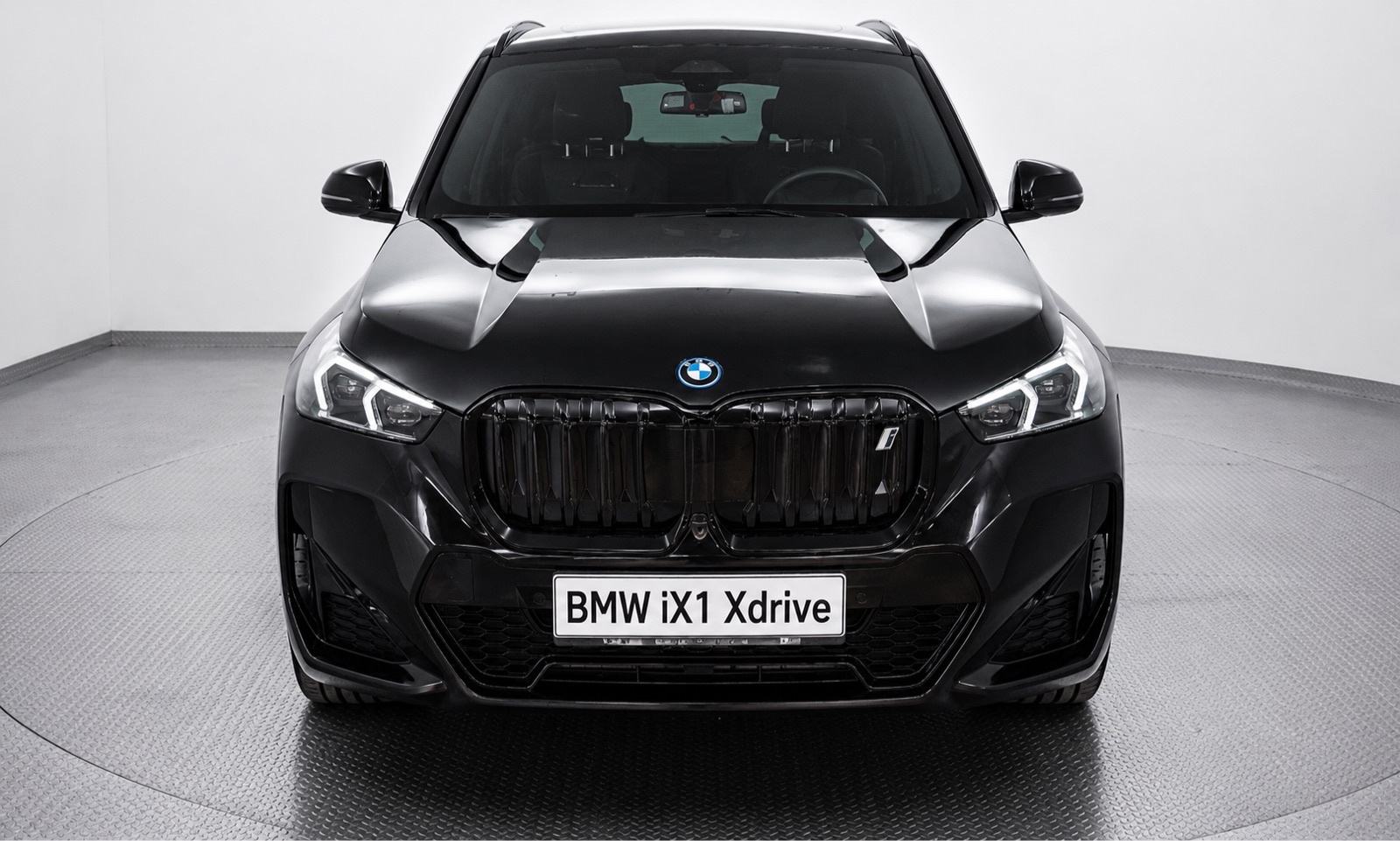 BMW iX1 xDrive30 automatik, pogled izvana - slika 1
