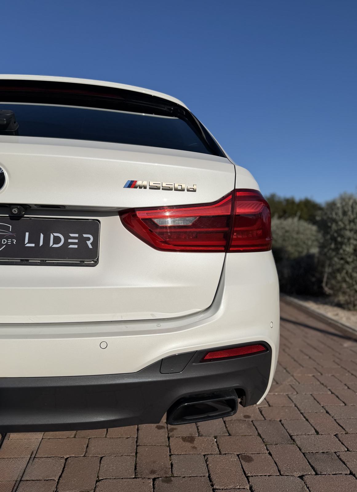 BMW M550d xDrive Touring Lane/Kam/ACC/HUD/Pano, fotografija 7