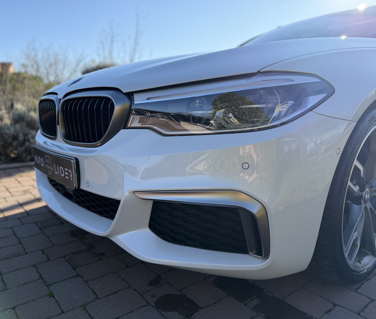 BMW M550d xDrive Touring Lane/Kam/ACC/HUD/Pano, fotografija 12