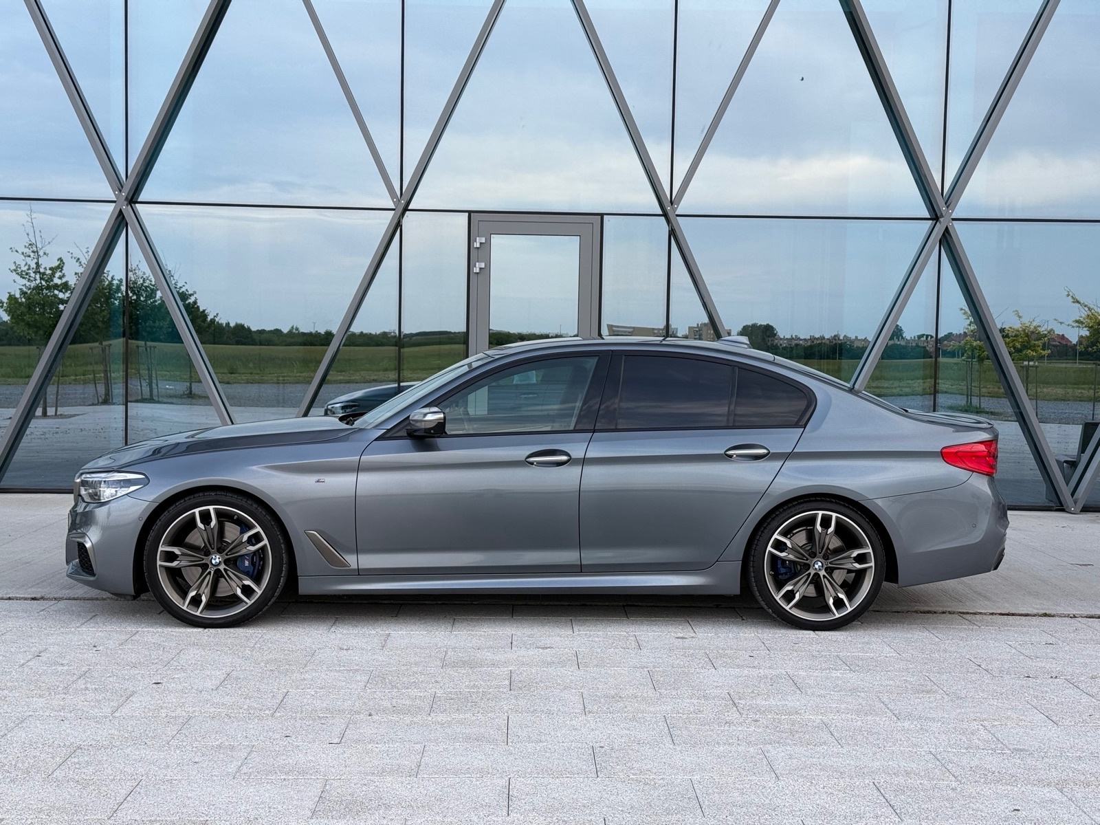 BMW M550i 4.4 V8 INDIVIDUAL,FULL OPREMA,SERVISNA,REG11/26,JAMSTVO, pogled izvana - slika 2