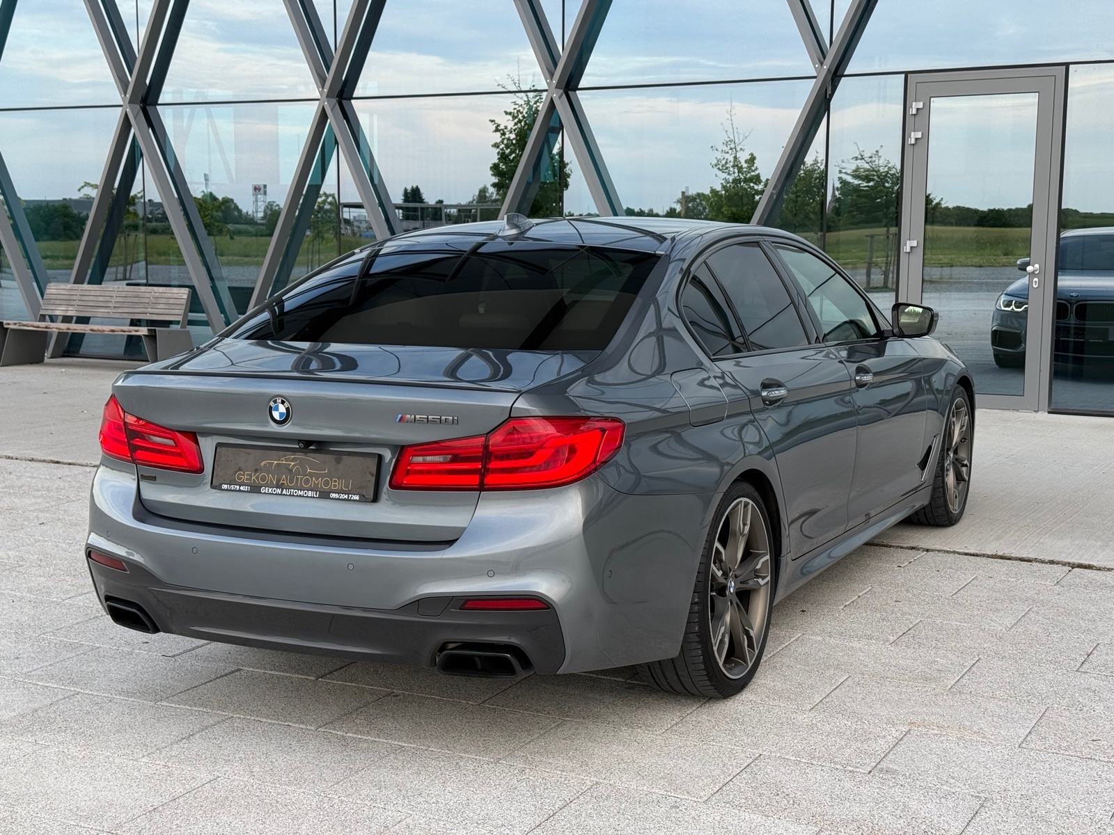 BMW M550i 4.4 V8 INDIVIDUAL,FULL OPREMA,SERVISNA,REG11/26,JAMSTVO, pogled izvana - slika 5