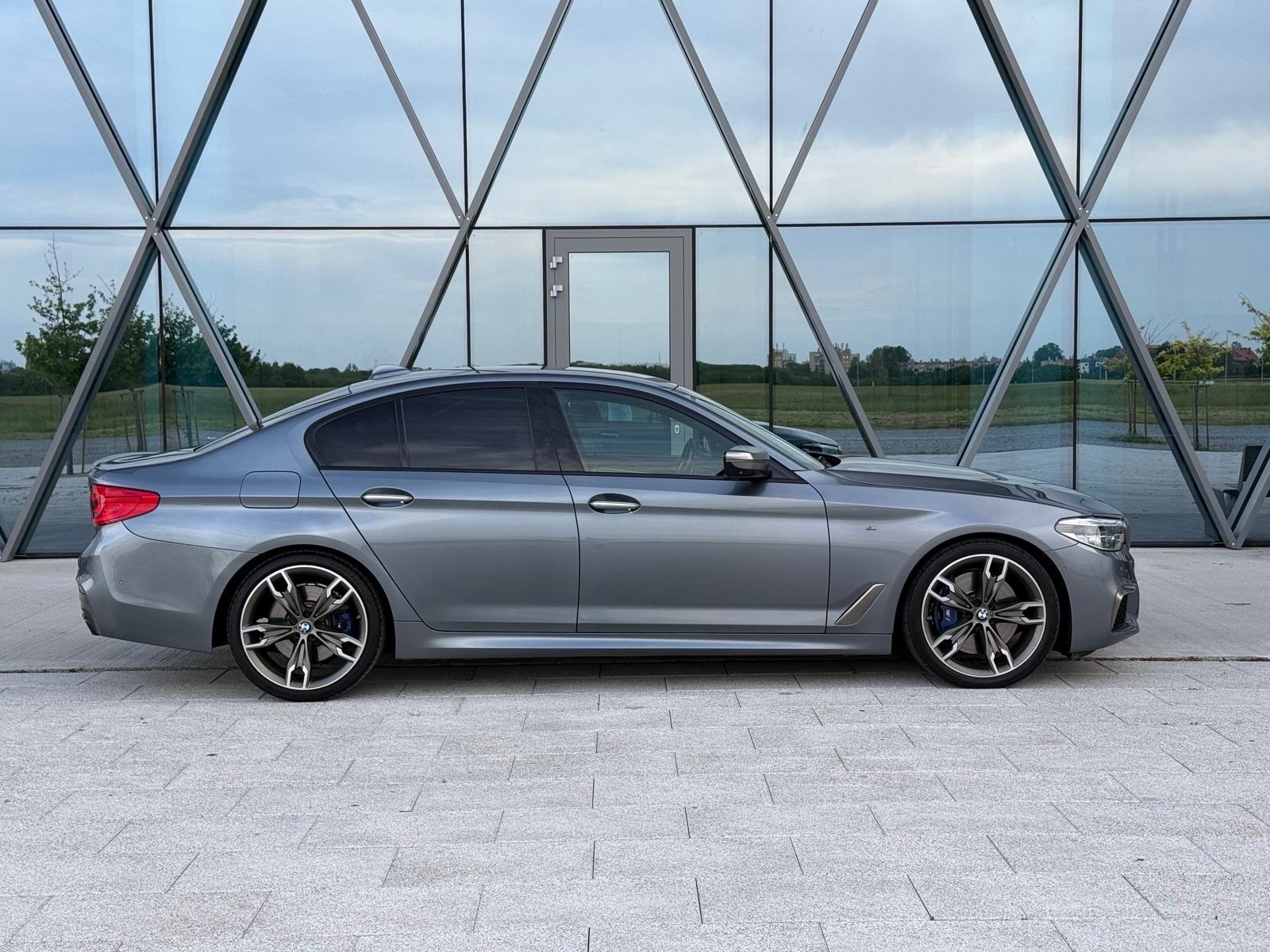 BMW M550i 4.4 V8 INDIVIDUAL,FULL OPREMA,SERVISNA,REG11/26,JAMSTVO, fotografija 6