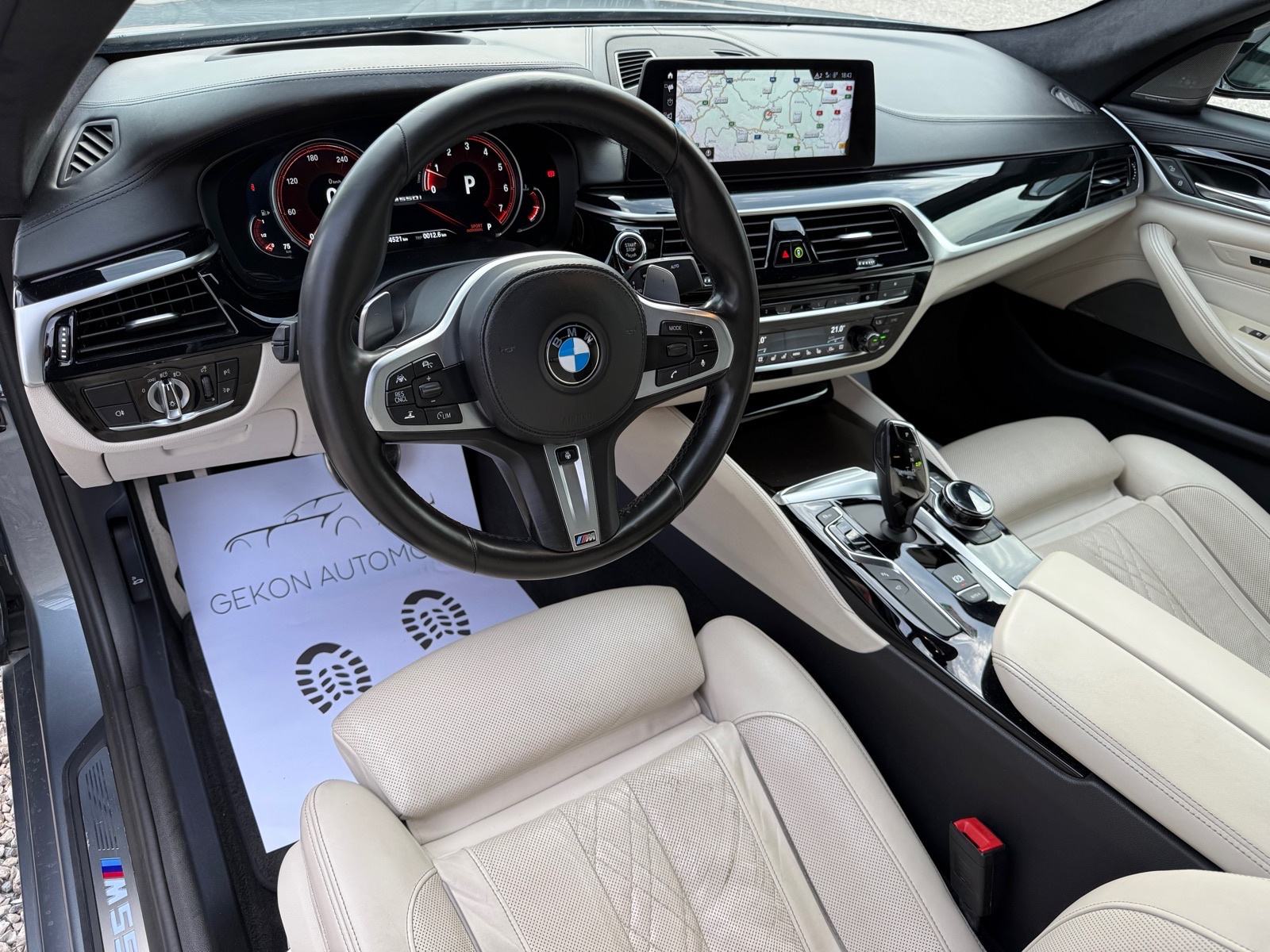 BMW M550i 4.4 V8 INDIVIDUAL,FULL OPREMA,SERVISNA,REG11/26,JAMSTVO, fotografija 9