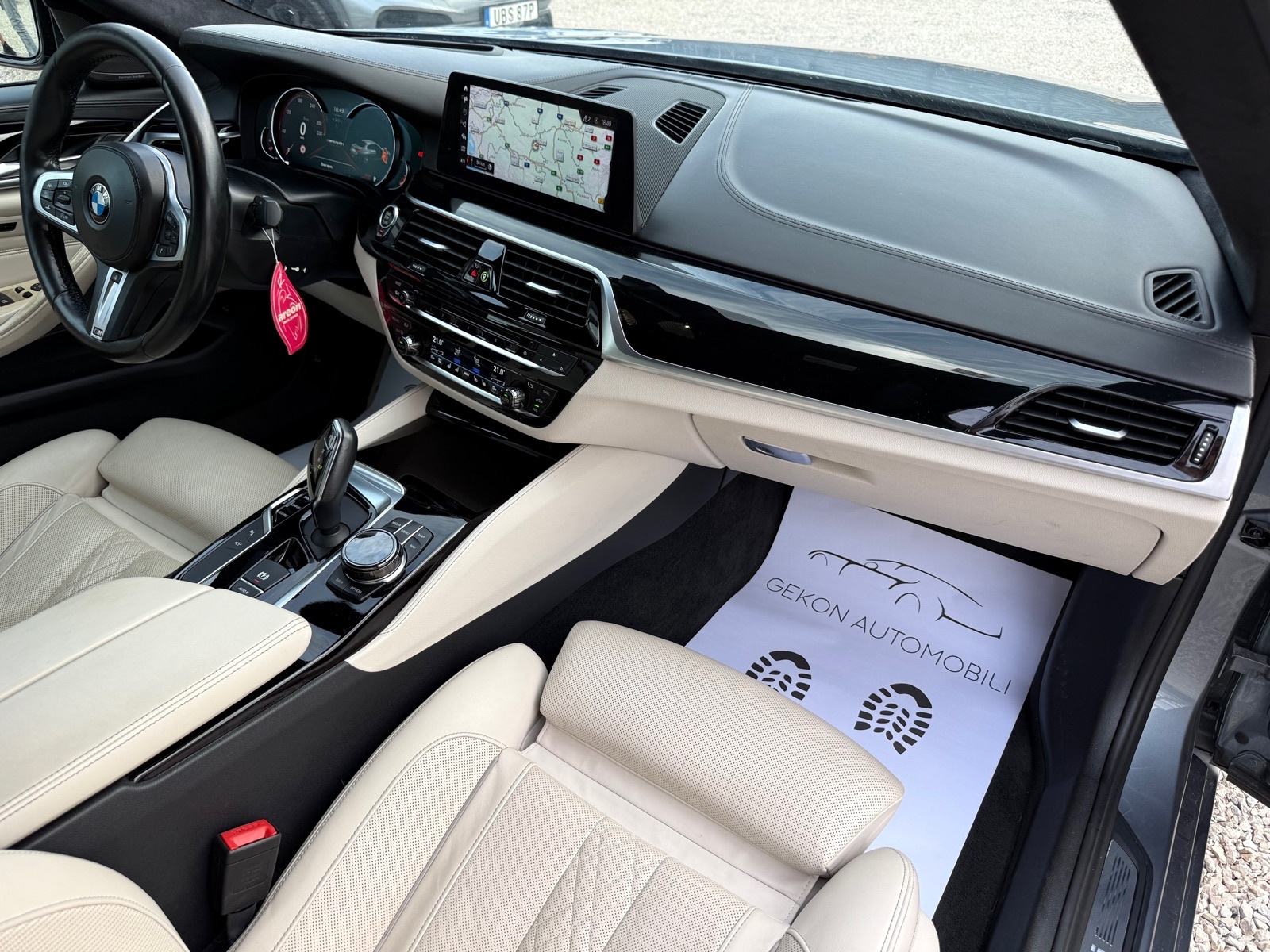 BMW M550i 4.4 V8 INDIVIDUAL,FULL OPREMA,SERVISNA,REG11/26,JAMSTVO, fotografija 16