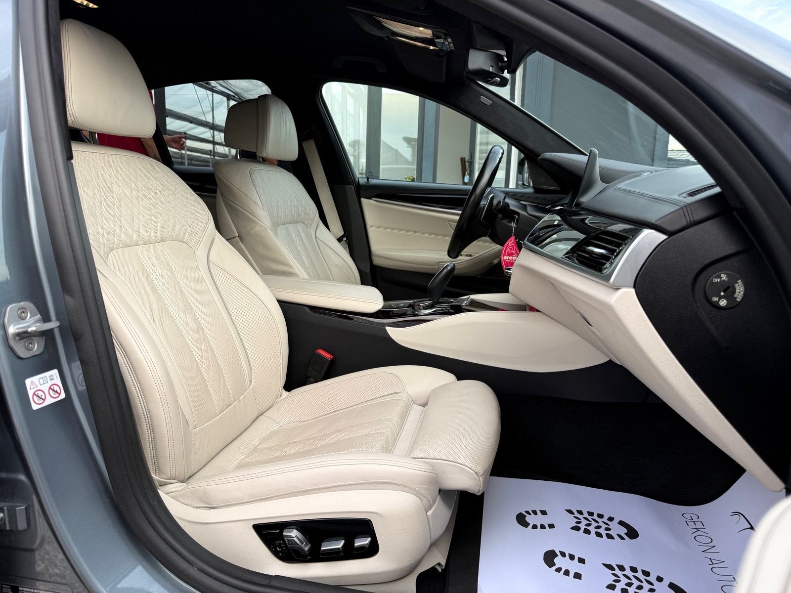 BMW M550i 4.4 V8 INDIVIDUAL,FULL OPREMA,SERVISNA,REG11/26,JAMSTVO, fotografija 17