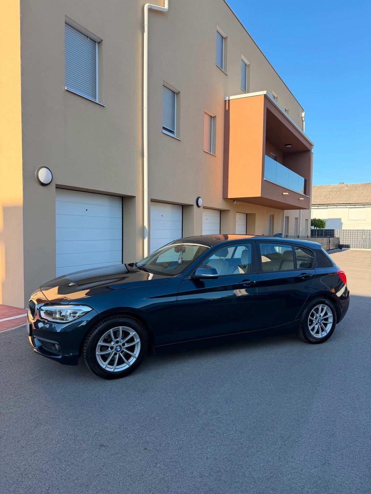 BMW serija 1 116d LED, KOŽA, NAVIGACIJA, REG. 1/2027., fotografija 3