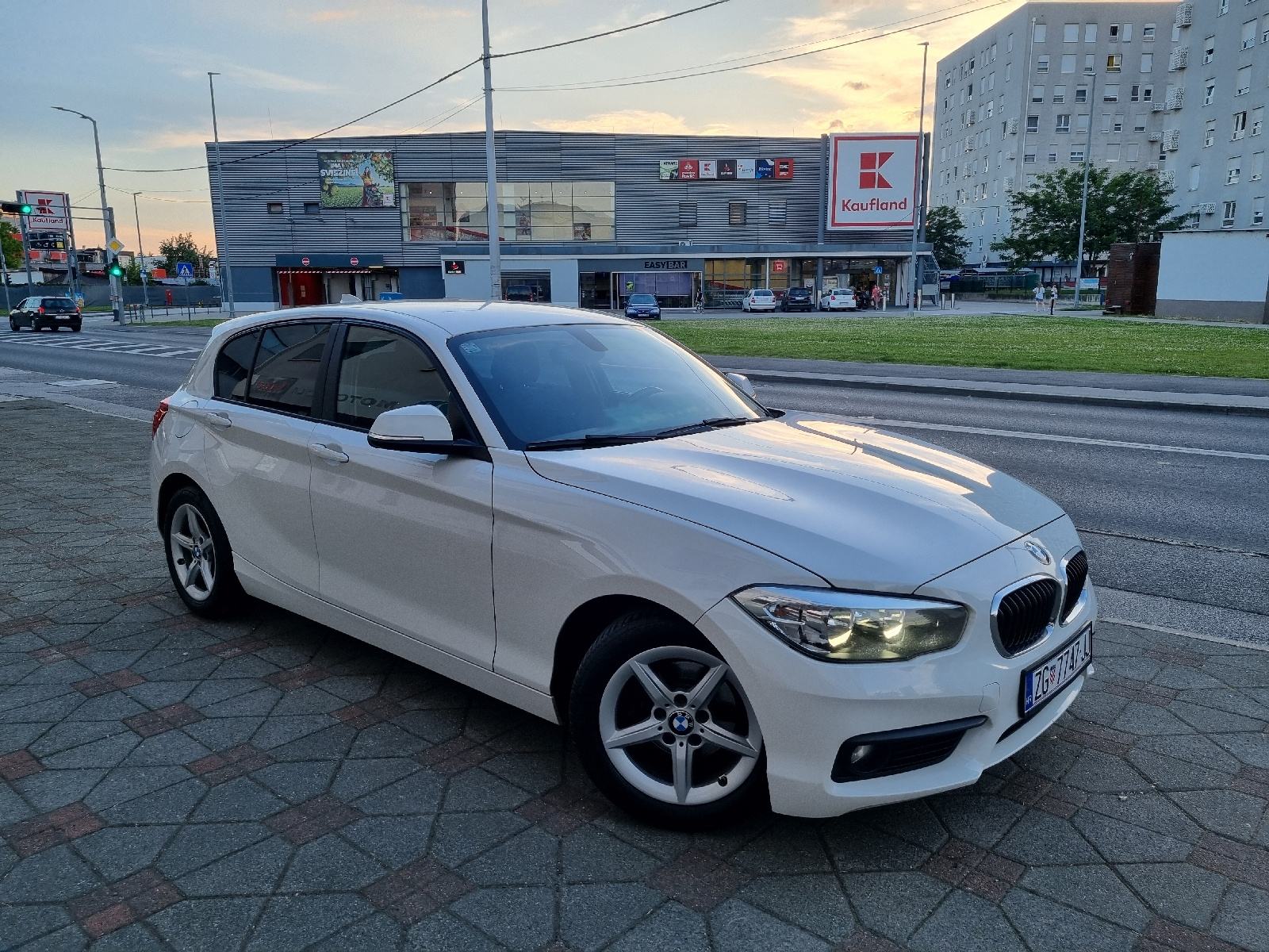 BMW SERIJA 1 116d-NAVIGACIJA-GRIJANJE SJEDALA-PARK SENZOR-REG 11/2026, fotografija 6