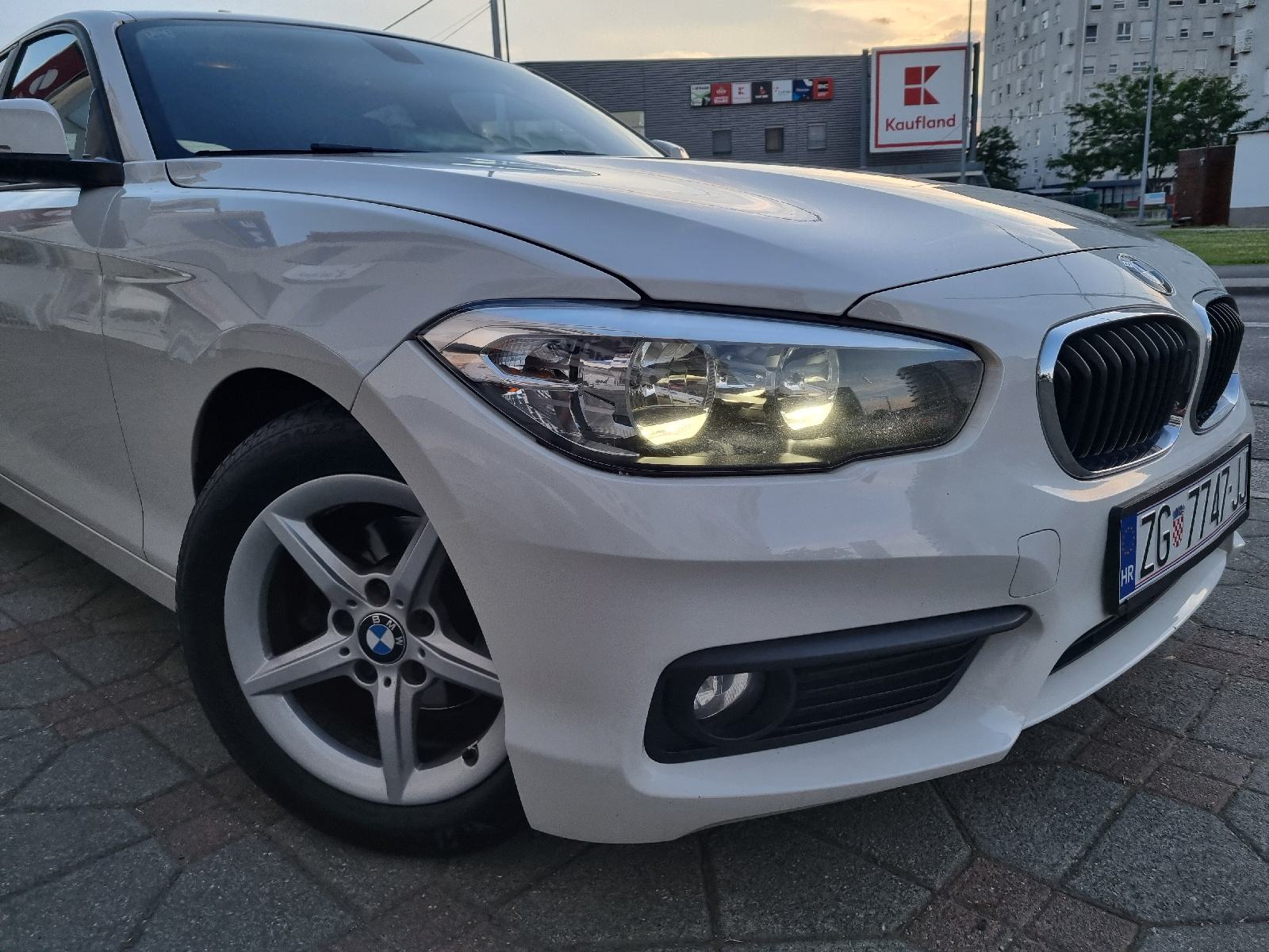 BMW SERIJA 1 116d-NAVIGACIJA-GRIJANJE SJEDALA-PARK SENZOR-REG 11/2026, fotografija 11