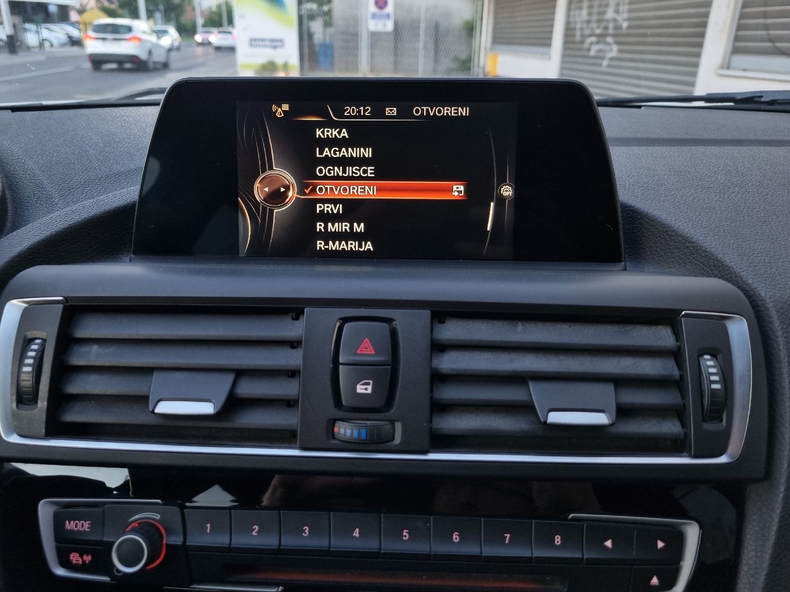 BMW SERIJA 1 116d-NAVIGACIJA-GRIJANJE SJEDALA-PARK SENZOR-REG 11/2026, fotografija 17