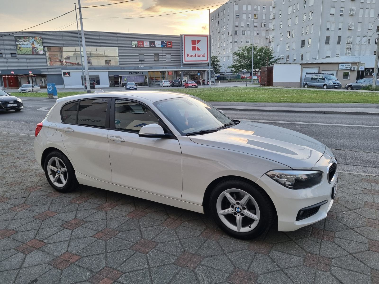 BMW SERIJA 1 116d-NAVIGACIJA-GRIJANJE SJEDALA-PARK SENZOR-REG 11/2026, pogled izvana - slika 5