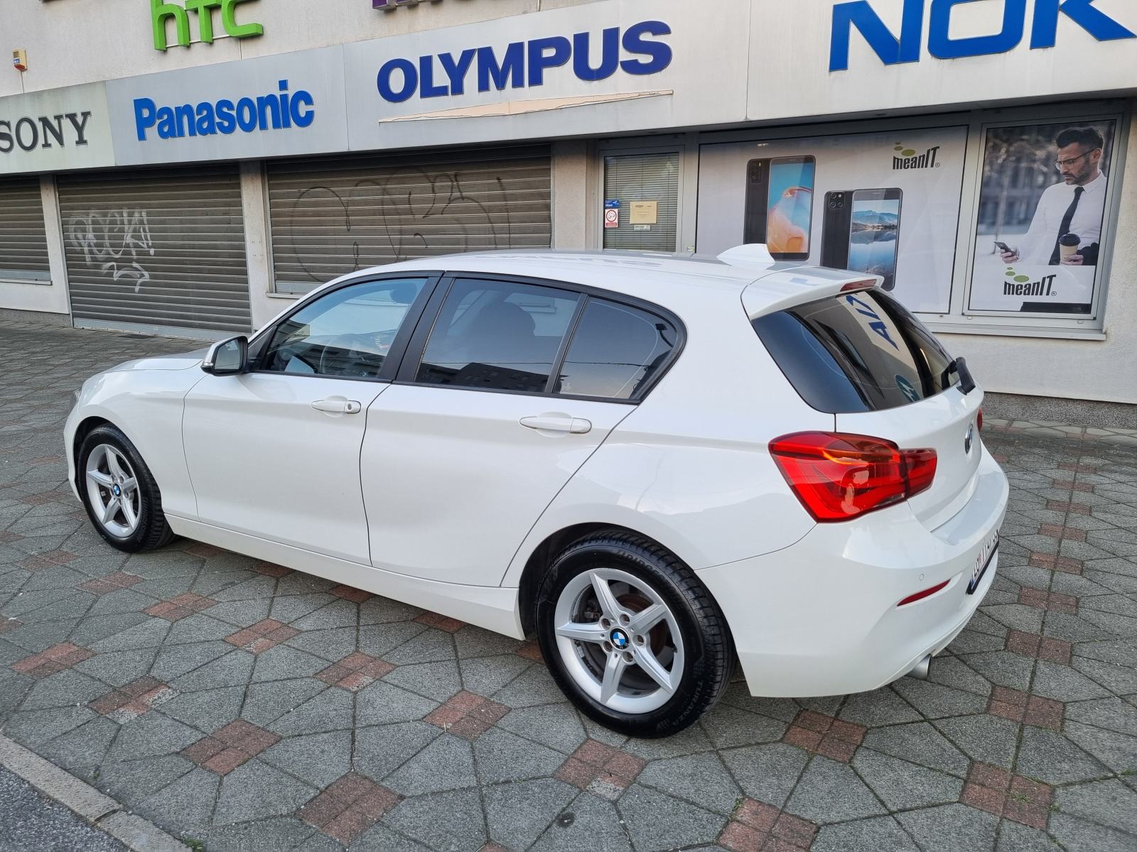 BMW SERIJA 1 116d-NAVIGACIJA-GRIJANJE SJEDALA-PARK SENZOR-REG 11/2026, fotografija 9