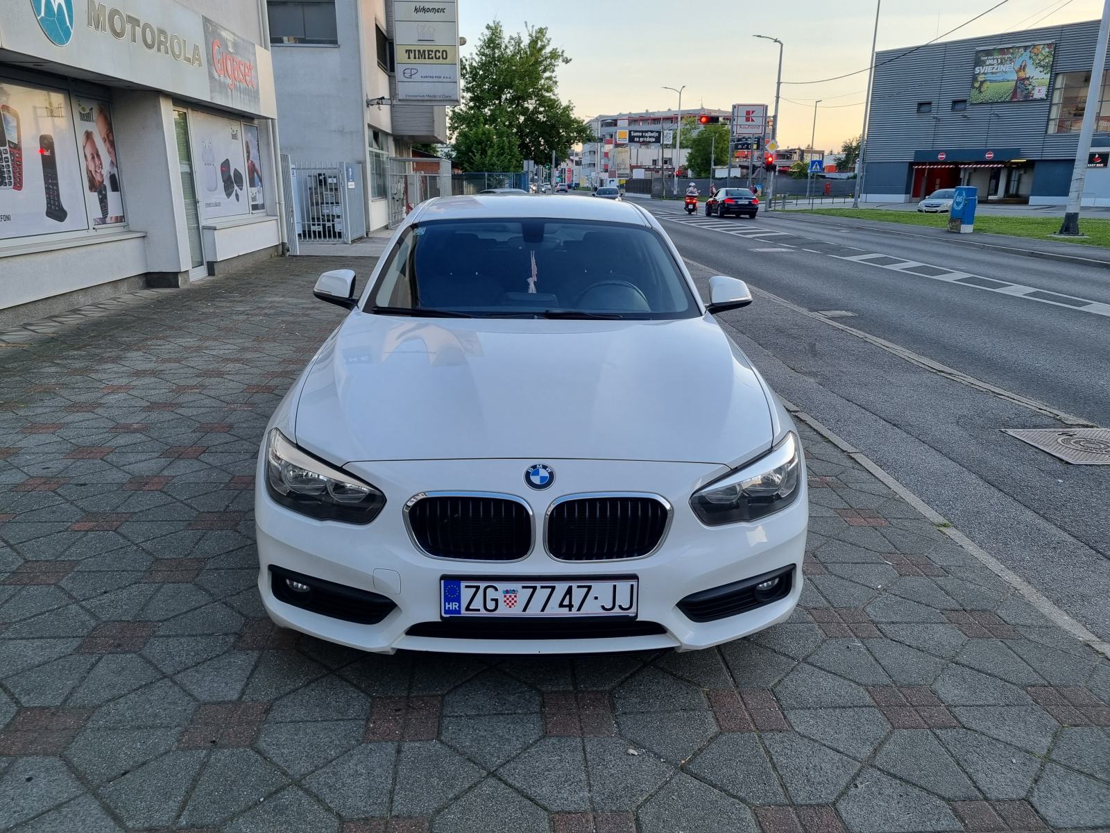 BMW SERIJA 1 116d-NAVIGACIJA-GRIJANJE SJEDALA-PARK SENZOR-REG 11/2026, pogled izvana - slika 3