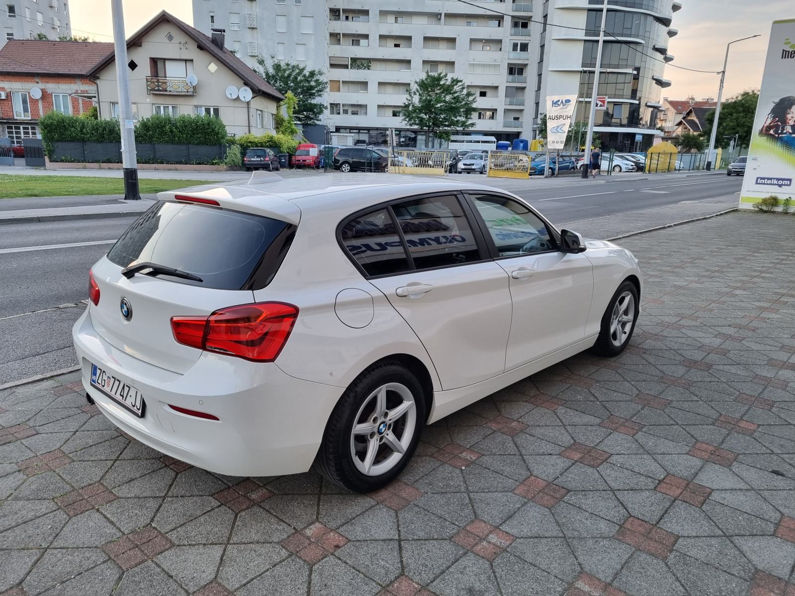 BMW SERIJA 1 116d-NAVIGACIJA-GRIJANJE SJEDALA-PARK SENZOR-REG 11/2026, fotografija 7