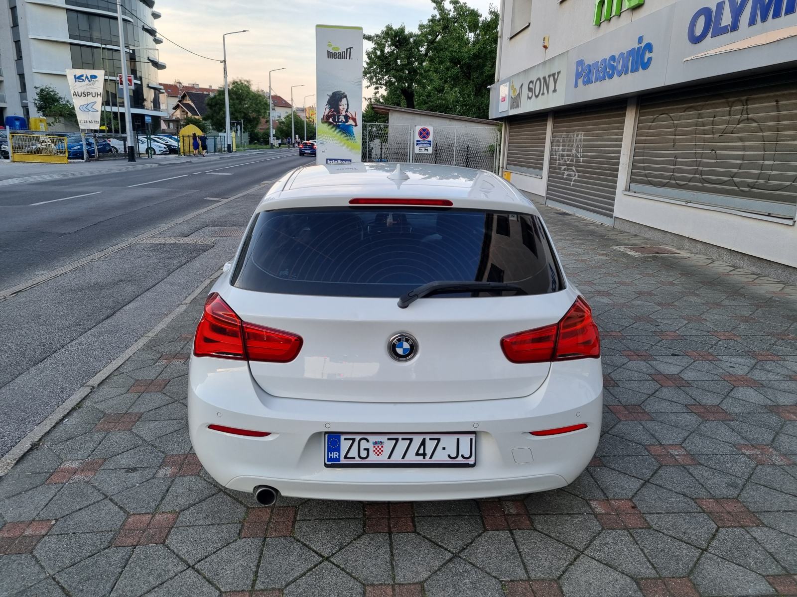 BMW SERIJA 1 116d-NAVIGACIJA-GRIJANJE SJEDALA-PARK SENZOR-REG 11/2026, fotografija 8