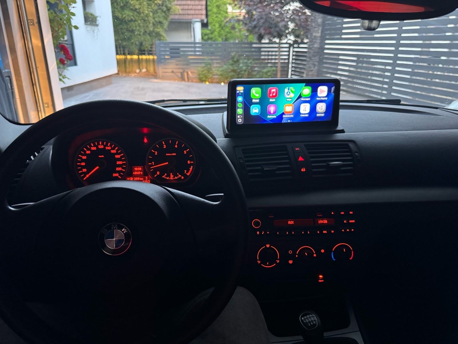 BMW serija 1 116i, carplay, originalni km, regan godinu dana., fotografija 14