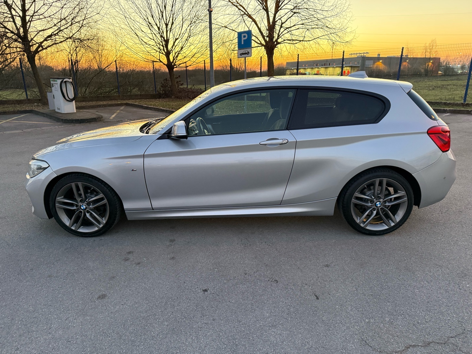 BMW serija 1 118d M PAKET,NAVI,LED,MF, 2 SETA KOTAČA,NOVE GUME, fotografija 2