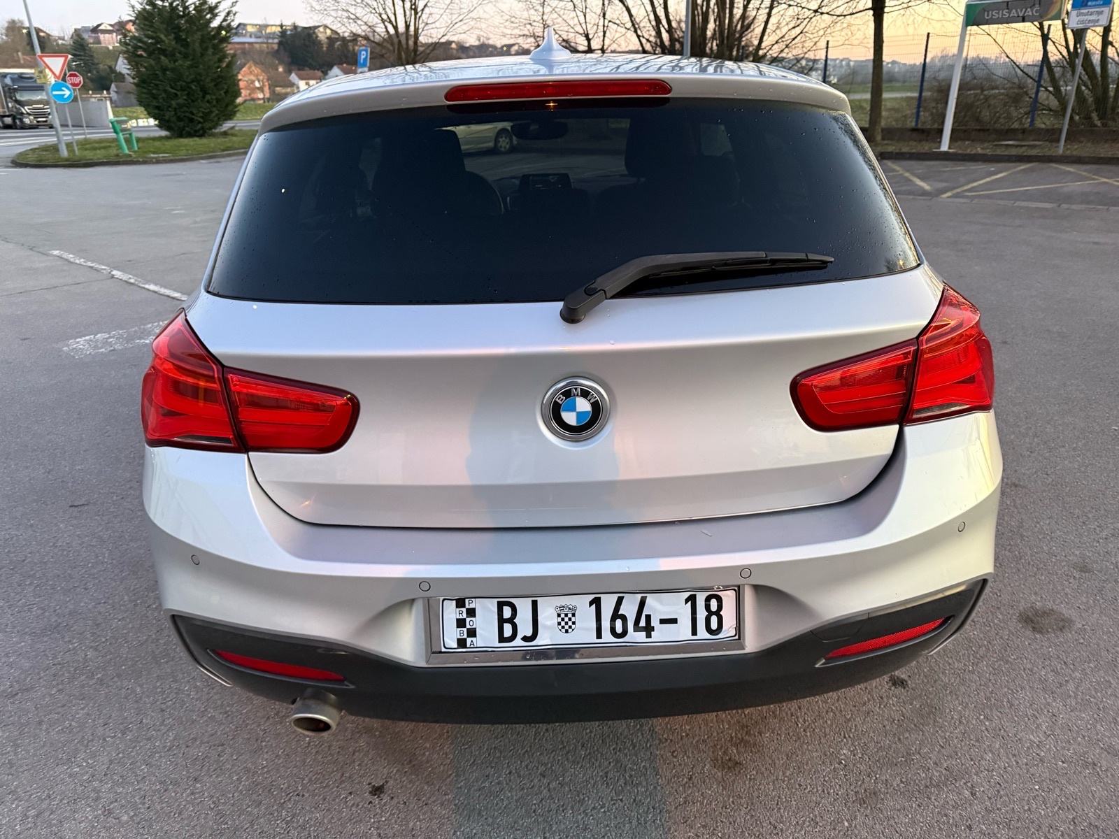 BMW serija 1 118d M PAKET,NAVI,LED,MF, 2 SETA KOTAČA,NOVE GUME, fotografija 4