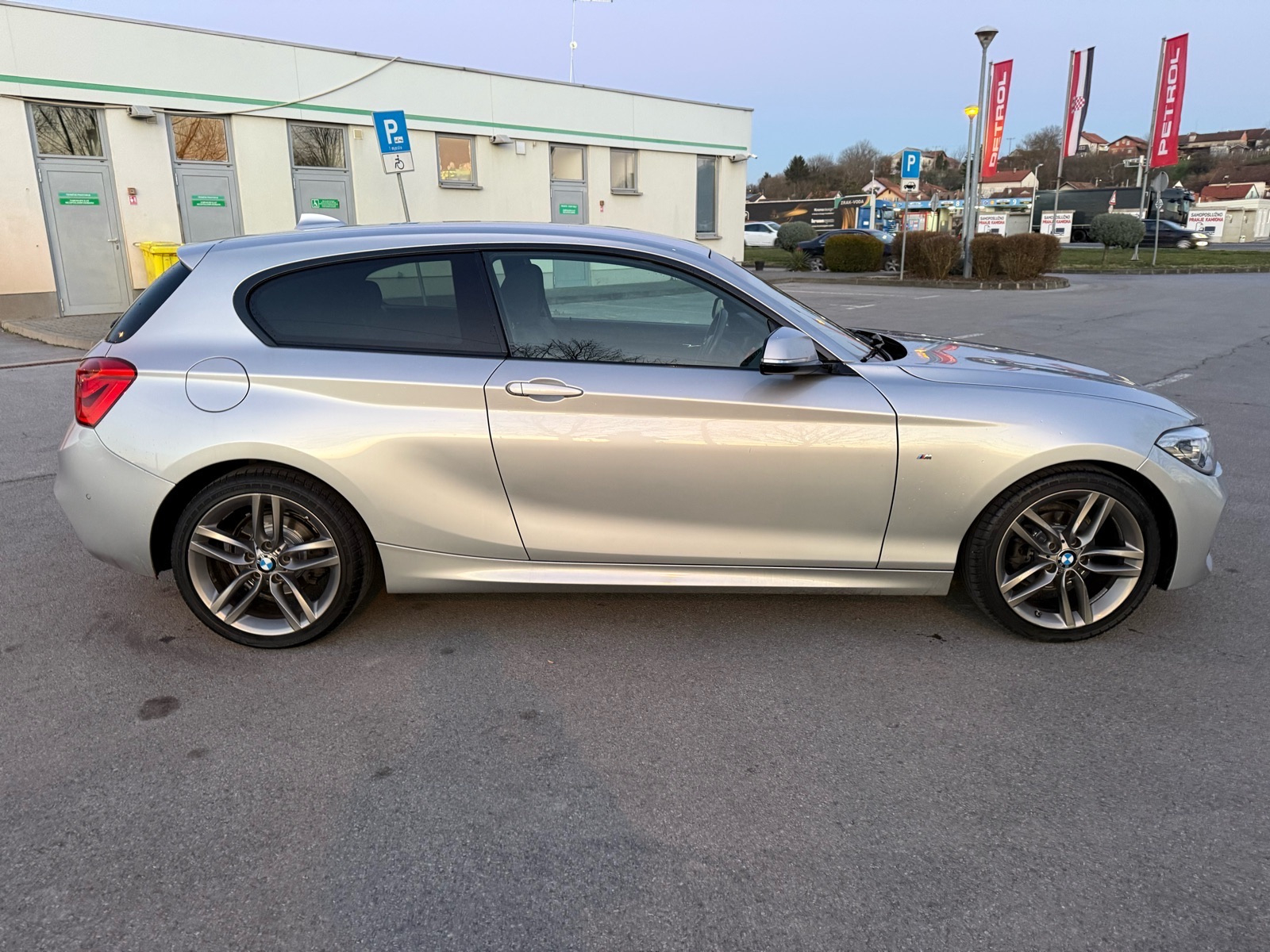 BMW serija 1 118d M PAKET,NAVI,LED,MF, 2 SETA KOTAČA,NOVE GUME, fotografija 6
