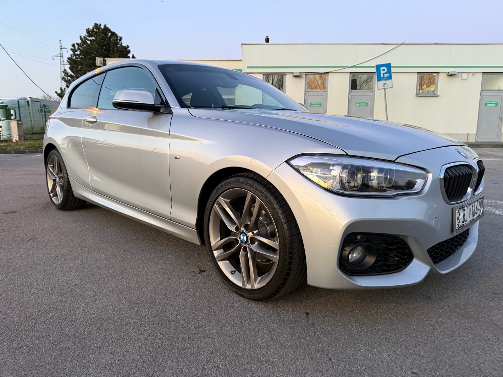 BMW serija 1 118d M PAKET,NAVI,LED,MF, 2 SETA KOTAČA,NOVE GUME, fotografija 7