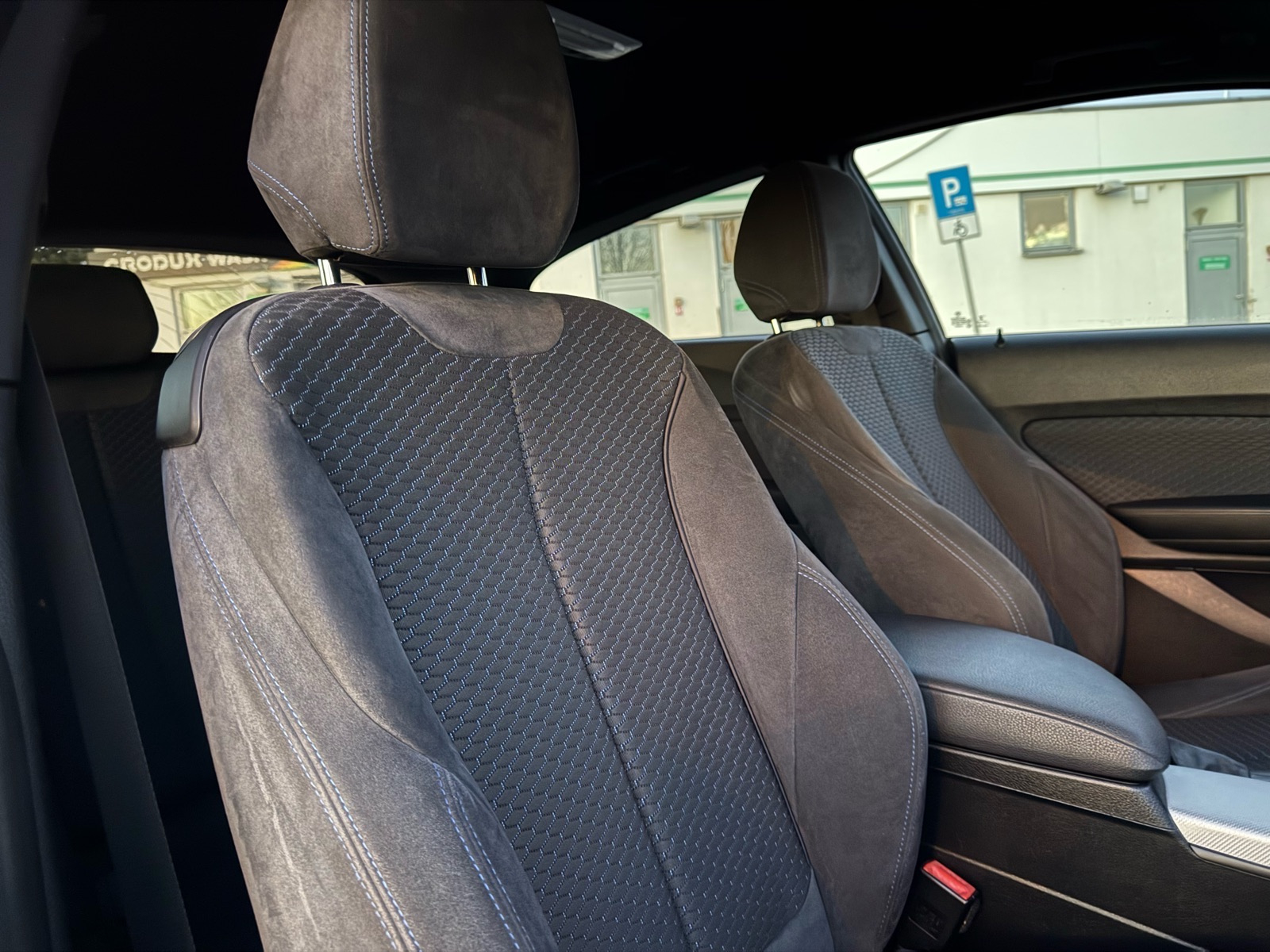 BMW serija 1 118d M PAKET,NAVI,LED,MF, 2 SETA KOTAČA,NOVE GUME, fotografija 12