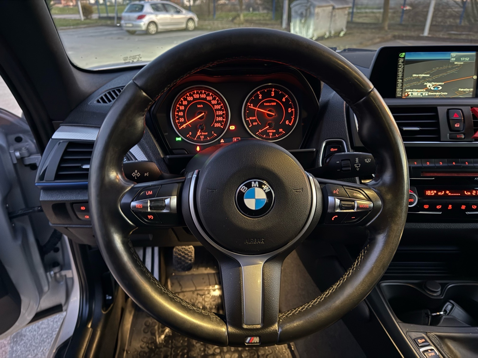 BMW serija 1 118d M PAKET,NAVI,LED,MF, 2 SETA KOTAČA,NOVE GUME, fotografija 16