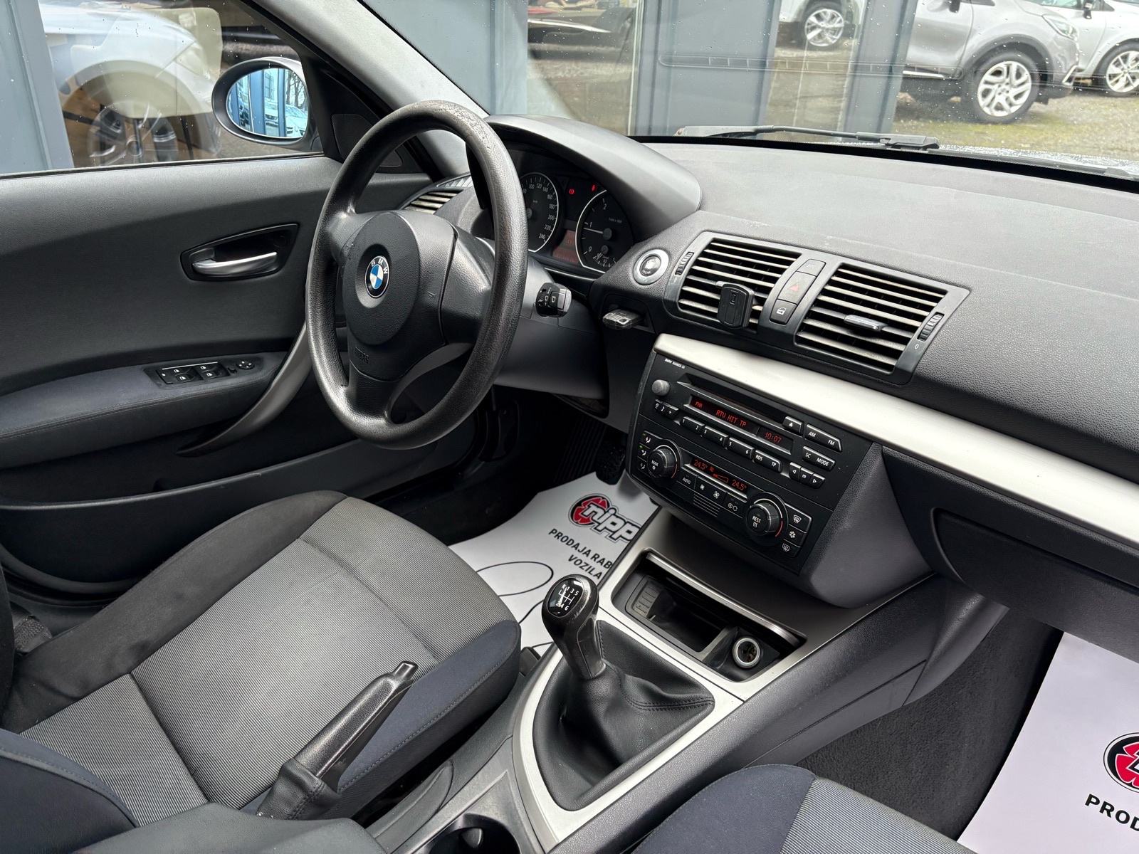 BMW serija 1 118d KLIMA - MAGLENKE - AUTOKREDIT, fotografija 15