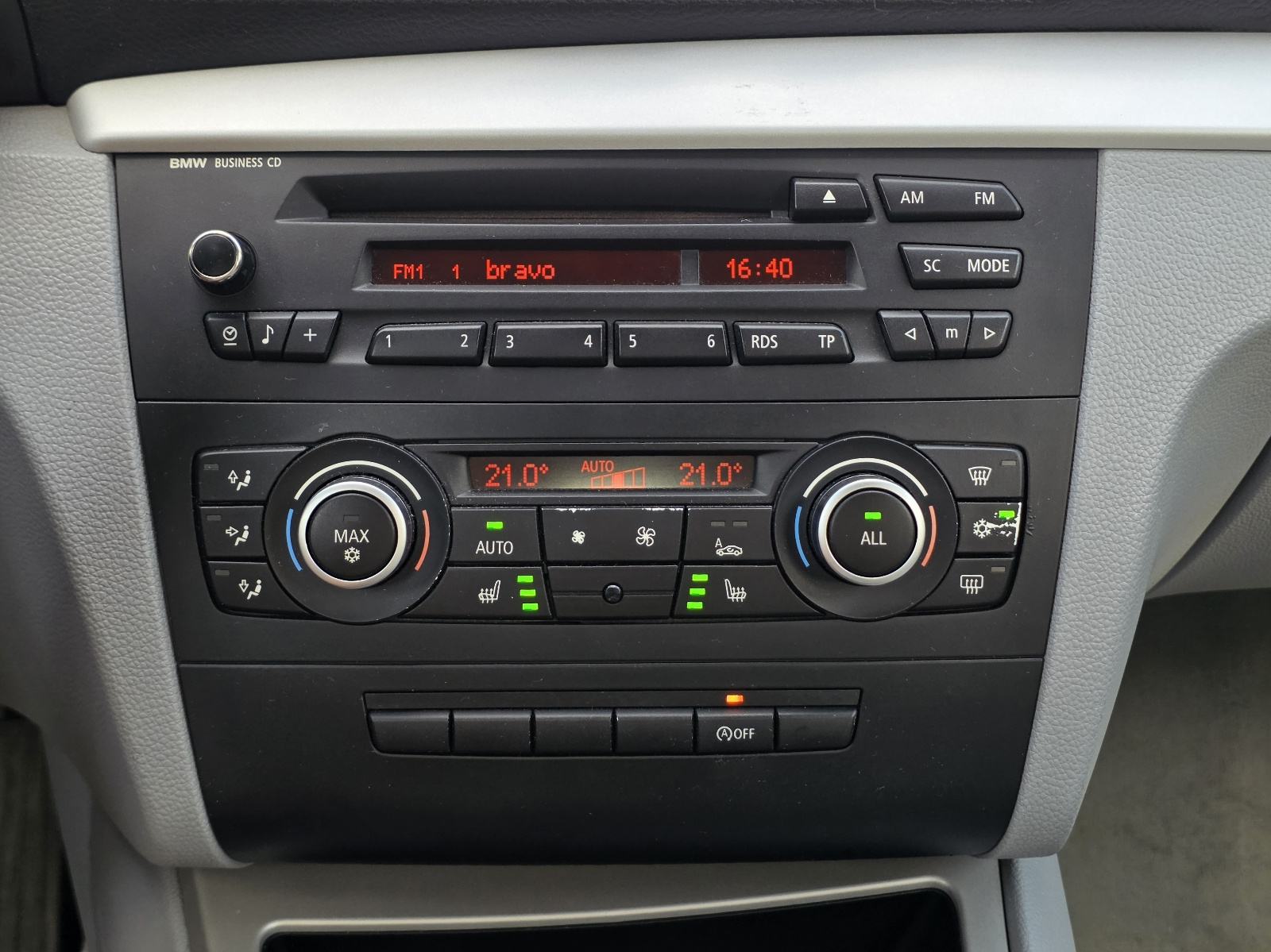 BMW serija 1 118d - reg. 02/27 - SERVISNA - NOVE LJETNE + ZIMSKE GUME, fotografija 18